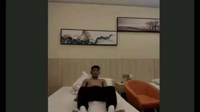 黑皮健壯體育生 在酒店被勾引擼射