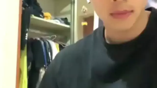 奶帥體育生 荷爾蒙上頭 無毛嫩菊激情擼射