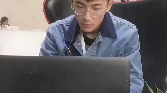 直男被偽娘勾引擼射