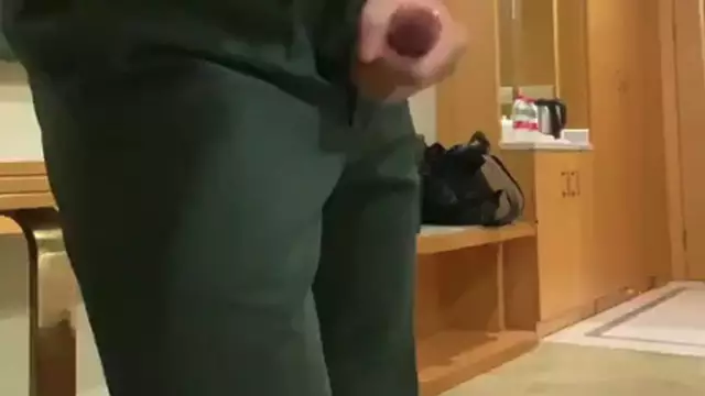 兵哥哥休假期間 開房擼屌飛機