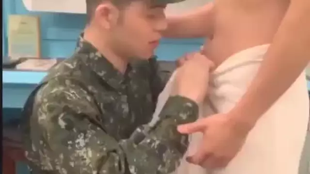 兵哥哥口交大雞巴 被顏射一臉