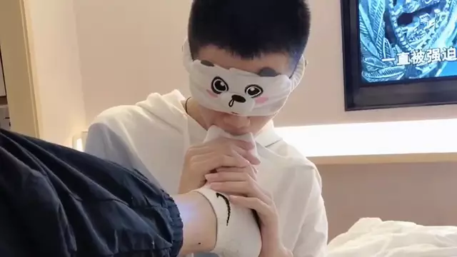 矇眼鮮肉弟弟酒店接受調教 舔爸爸大腳 被猛男無套後入狠操