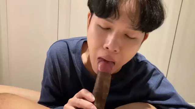 酒店房間兩個白襪帥哥 熱烈做愛互相探索後穴激烈碰撞
