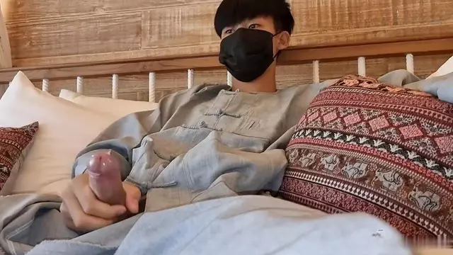 打飛機被發現後直接被按住猛幹 最後射滿嘴巴濃精吞嚥