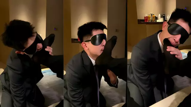 西裝型男跪嗅臭腳爸爸汗腳 硬挺後被巨根猛捅西褲嫩穴腿軟